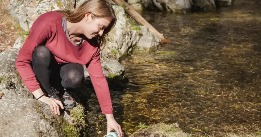 Filtro acqua portatile e pastiglie potabilizzanti affiancati per il confronto in caso di emergenza