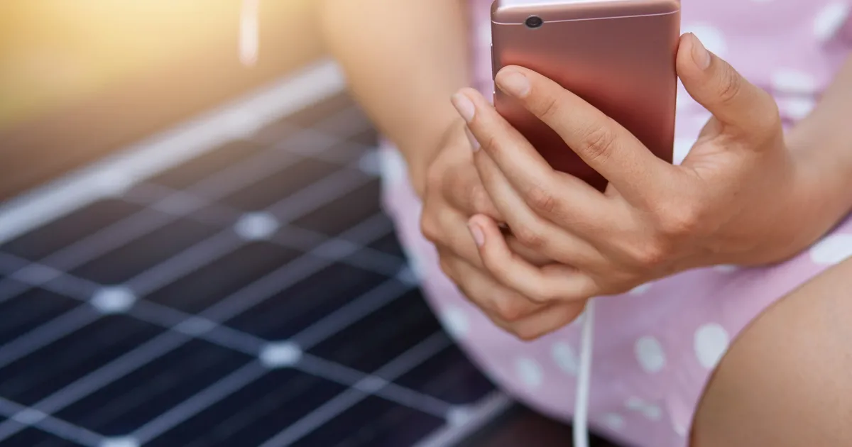 Ricarica smartphone con pannello solare portatile per emergenza energetica