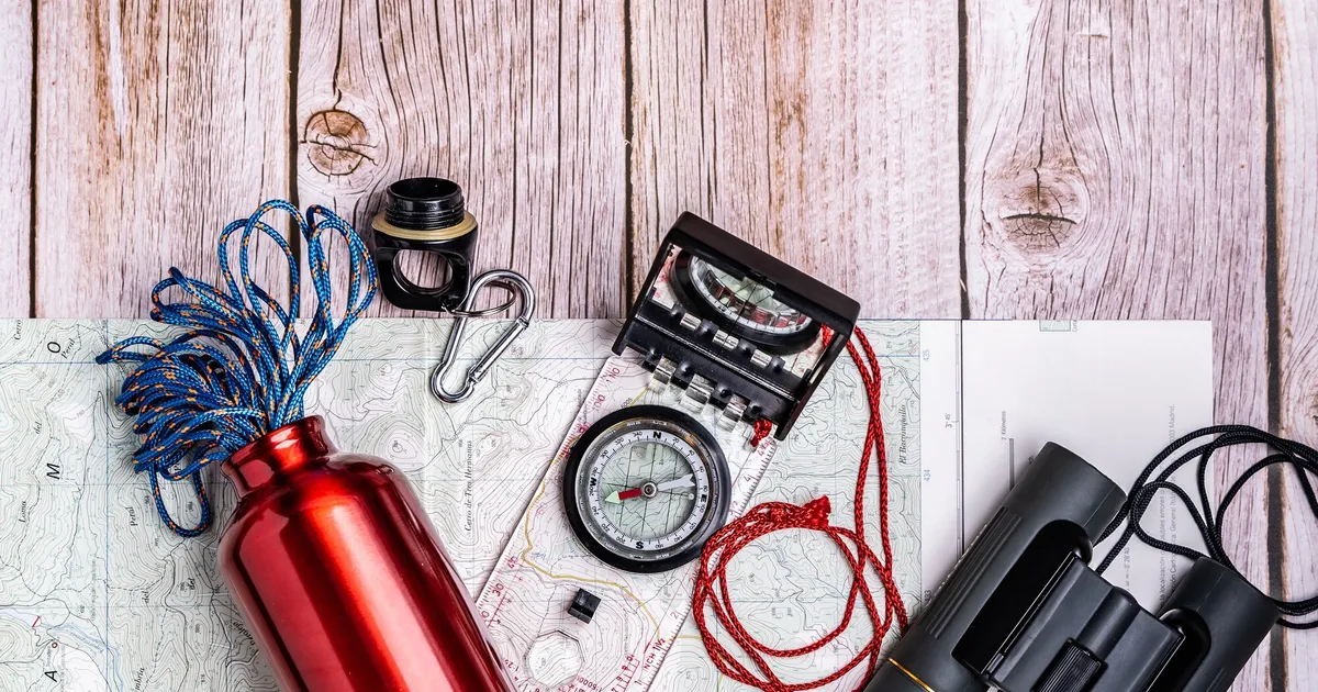 Kit di emergenza 72 ore con zaino, acqua, torcia e materiale di primo soccorso per famiglia italiana