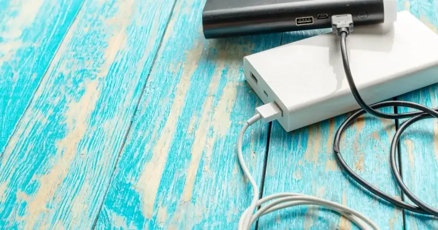 Power station portatile collegata a frigorifero e smartphone durante un blackout domestico