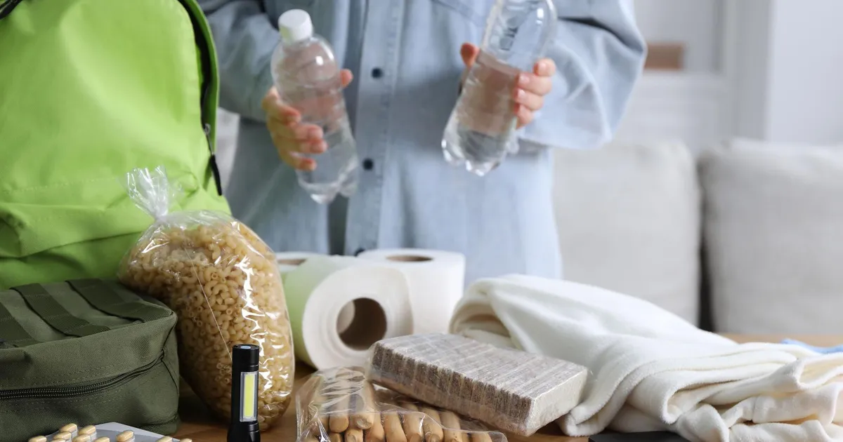 Famiglia italiana prepara kit terremoto con acqua, torcia e radio di emergenza