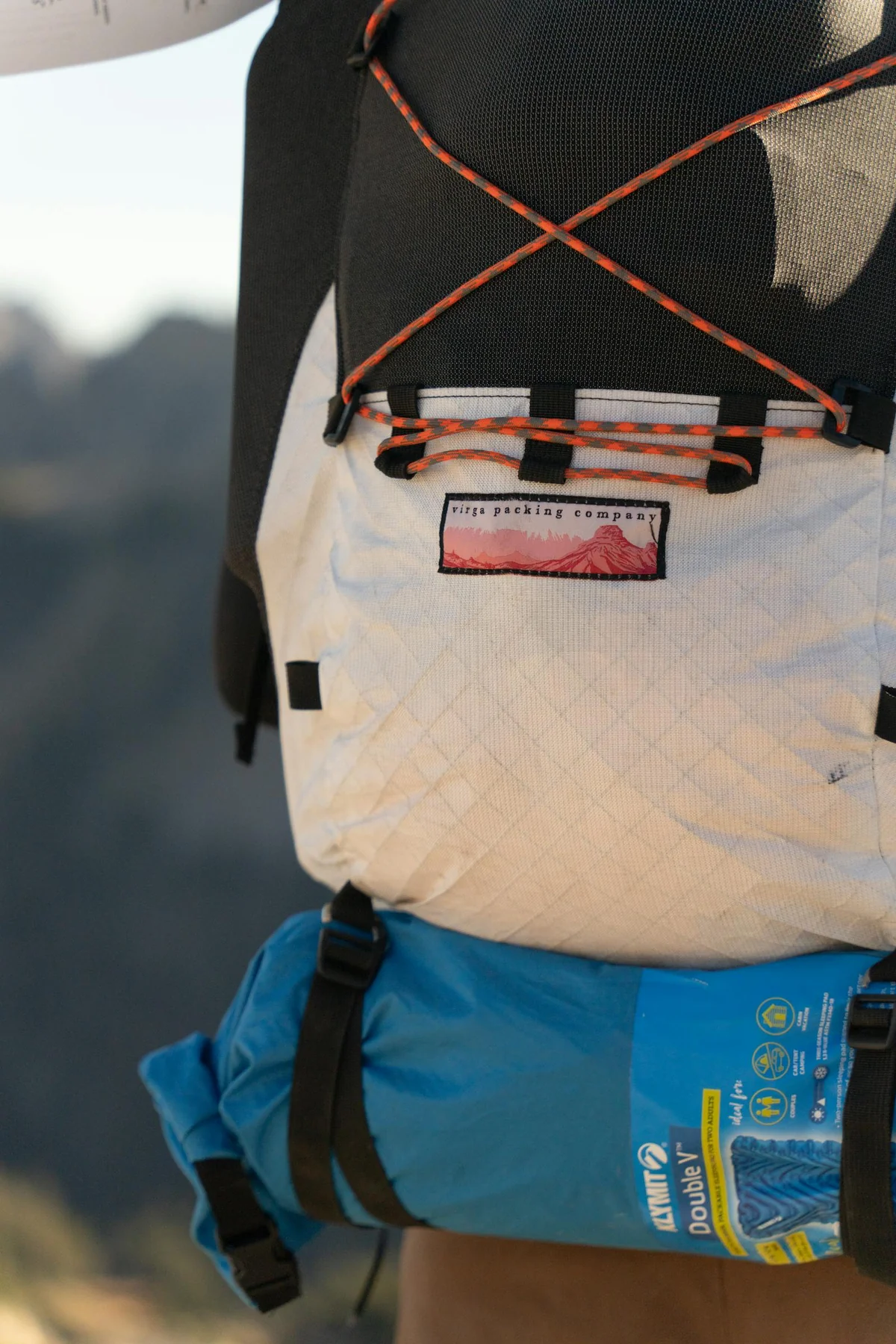 Zaino di sopravvivenza con equipaggiamento spiegato: torcia, multitool, acqua, cibo, kit di primo soccorso