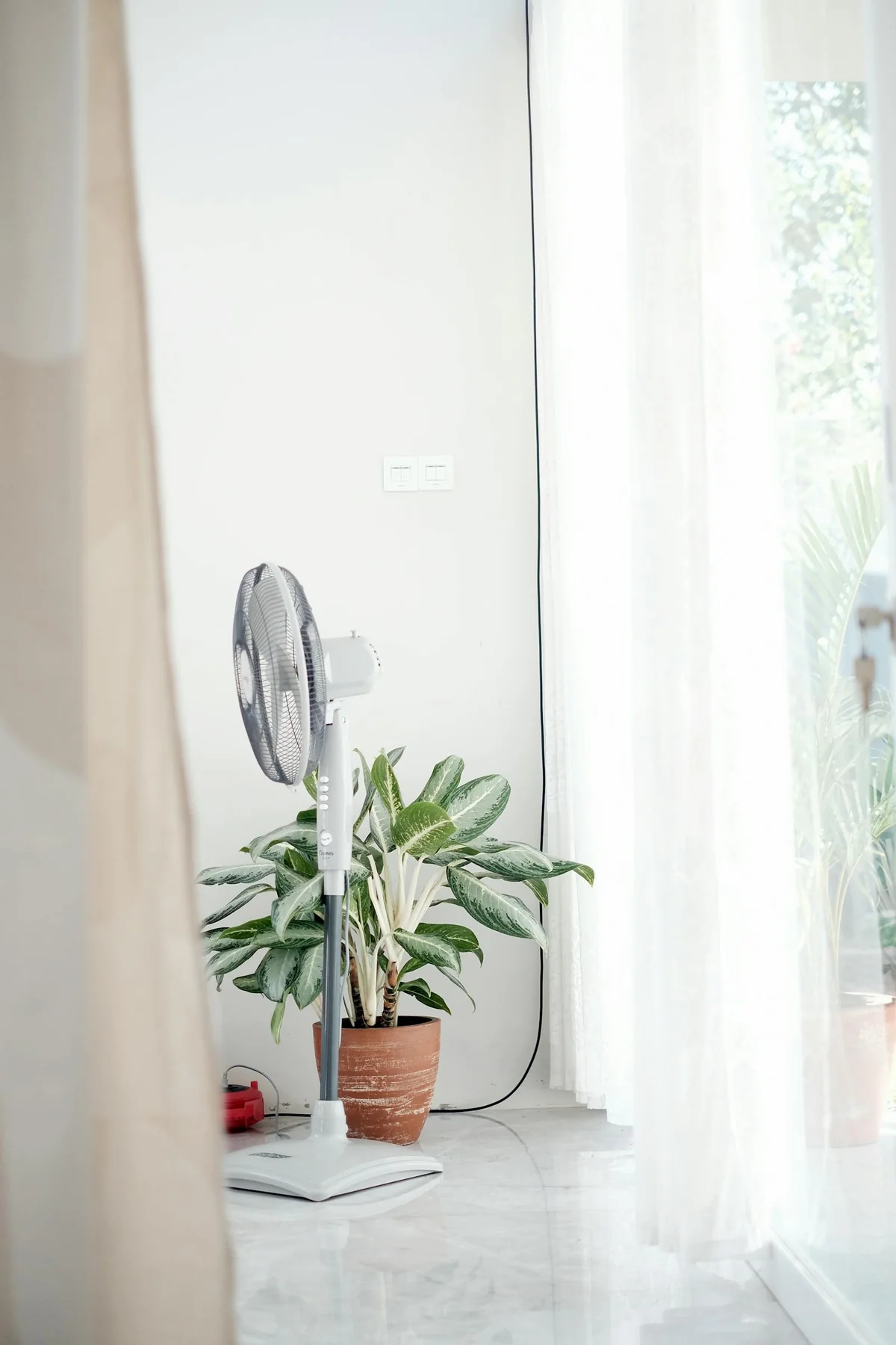 Ventilatore e tapparella chiusa durante un'ondata di calore