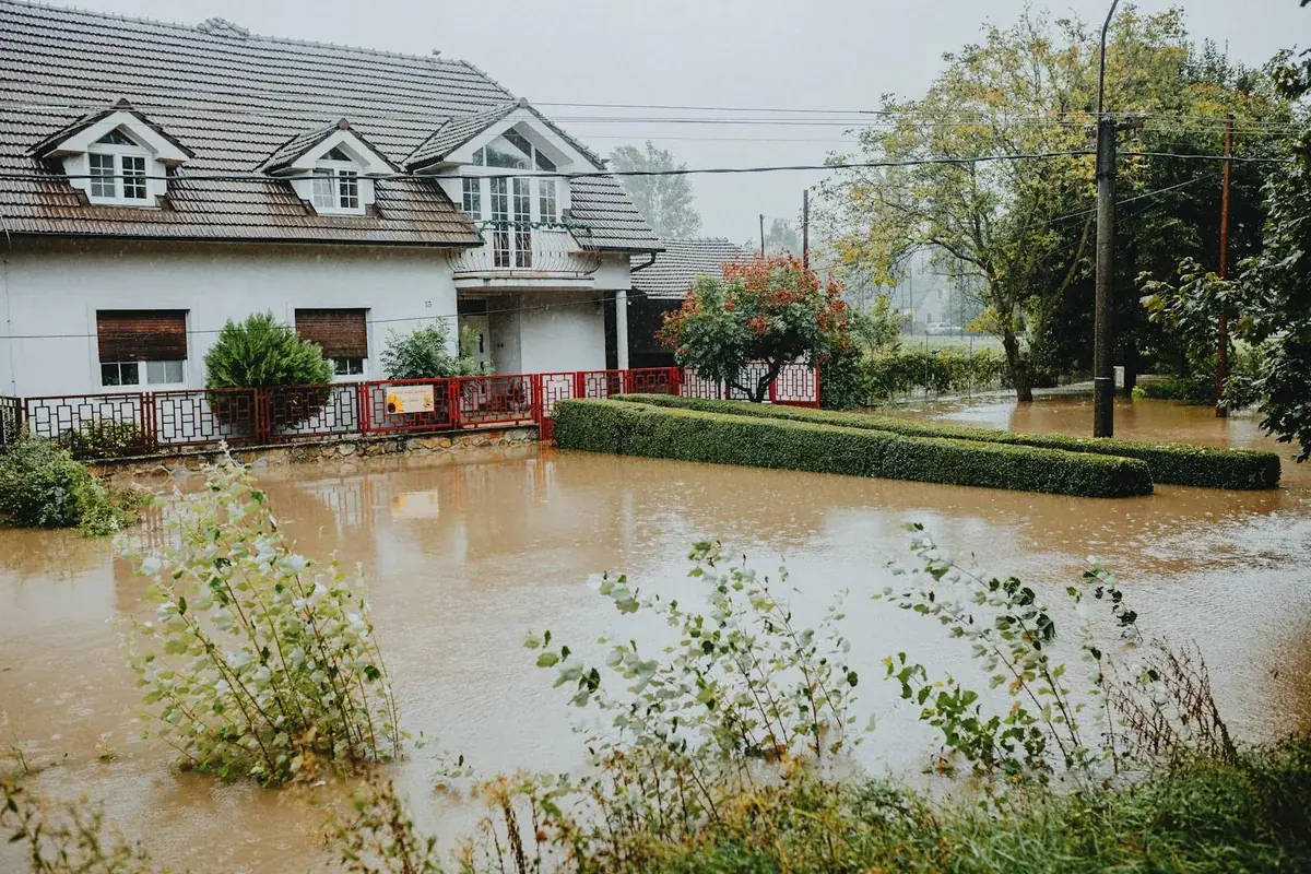 Casa circondata dall'acqua durante un'alluvione