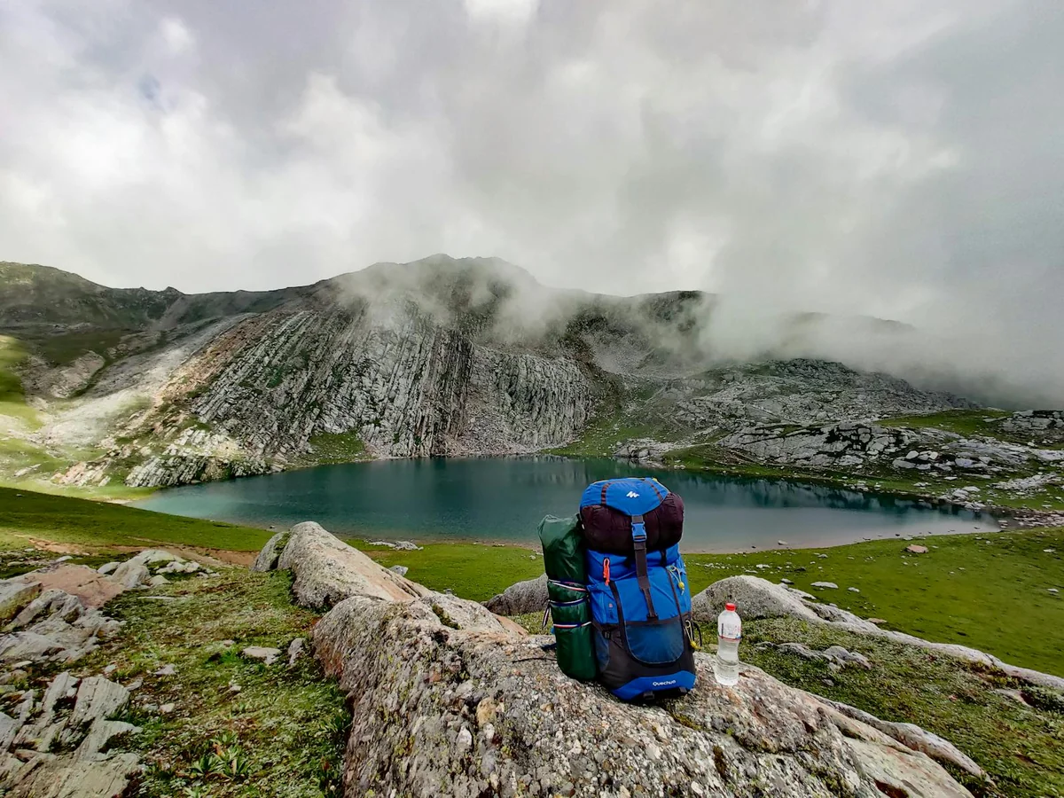 Paesaggio montano alpino con lago sullo sfondo